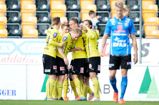 Mjällbys Kristian Haynes jublar