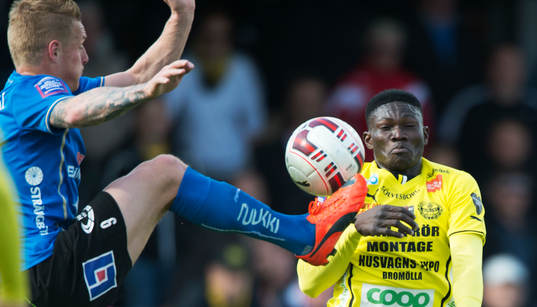 Mjällbys Kwame Bonsu och Halmstads Gudjon Baldvinsson i
