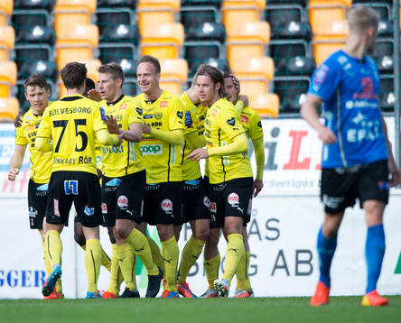 Mjällbys Kristian Haynes har gjort 1-0 och grattas i