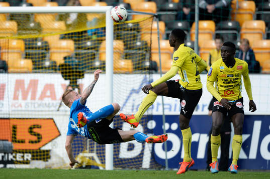 Halmstads Gudjón Baldvinsson  brassesparkar i matchen i