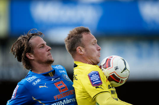 Halmstads Fredrik Liverstam och Mjällbys Marcus Ekenberg i