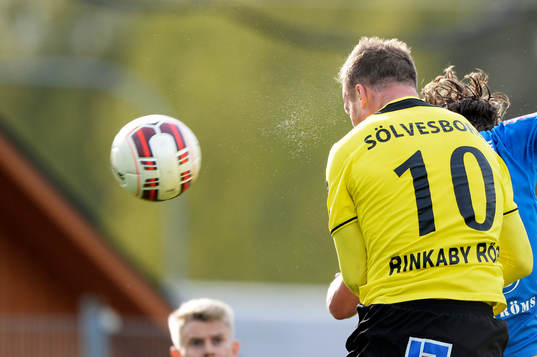 Mjällbys Marcus Ekenberg nickar in 2-1 i matchen i