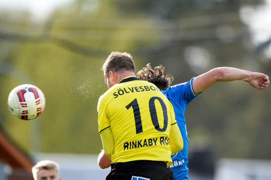 Mjällbys Marcus Ekenberg nickar in 2-1 i matchen i