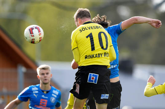 Mjällbys Marcus Ekenberg nickar in 2-1 i matchen i