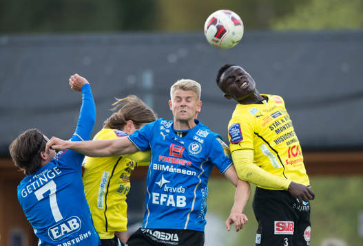 Mjällbys Gbenga Arokoya och Halmstads Viktor Ljung  i