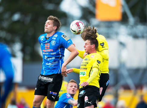 Halmstads Mikael Boman nickduellerar med Mjällbys Danny