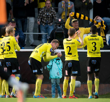 Mjällbys matchhjälte Marcus Ekenberg med sonen Neo  i