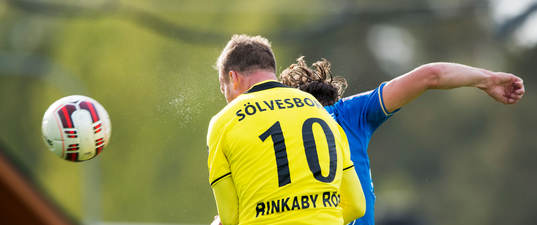Mjällbys Marcus Ekenberg nickar in 2-1  i matchen i
