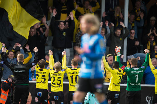 Mjällbys spelare tackar publiken medan Halmstads Oliver