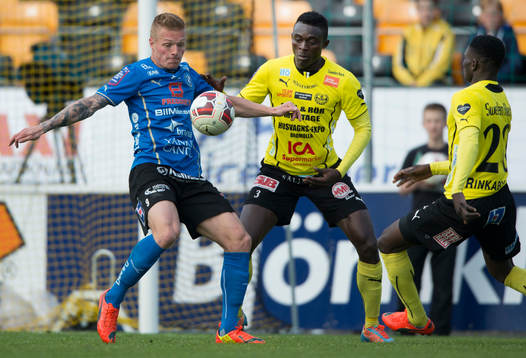 Straffsituationen där Mjällbys Kwame Bonsu gör ner