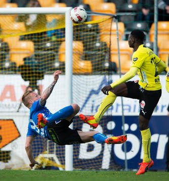 Straffsituationen där Mjällbys Kwame Bonsu gör ner