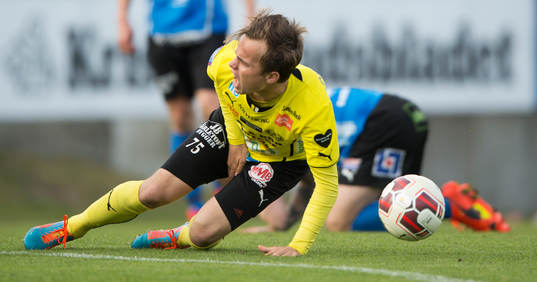 Mjällbys Andreas Blomqvist får bollen på känsligt