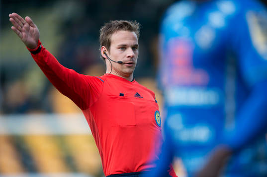 Domaren Kristoffer Karlsson i matchen i allsvenskan mellan