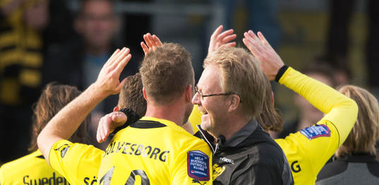 Mjällbys tränare Lasse Jakobsson kramar matchhjälten