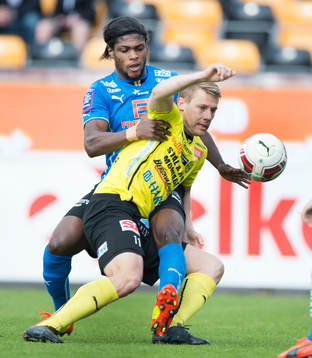 Mjällbys Patrik Ingelsten tas omband av Halmstads Joseph