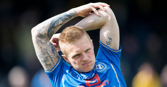 Halmstads Gudjon Baldvinsson strechar  i matchen i
