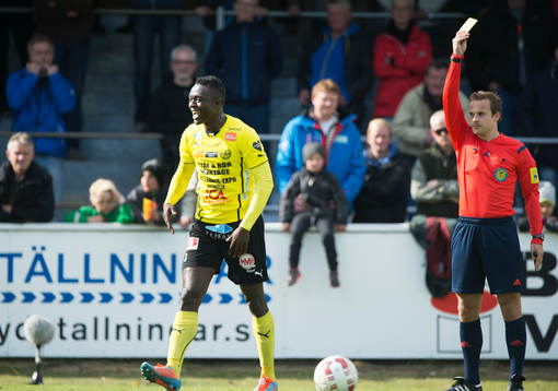 Mjällbys Gbenga Arokoyo varnas av domaren Kristoffer