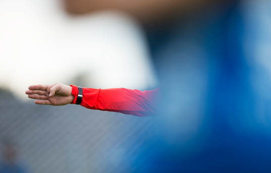 Domare pekar  i matchen i allsvenskan mellan Mjällby och