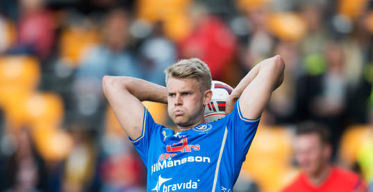 Inkast av Halmstads Viktor Ljung  i matchen i allsvenskan
