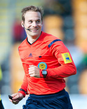 Domaren Kristoffer Karlsson  i matchen i allsvenskan mellan