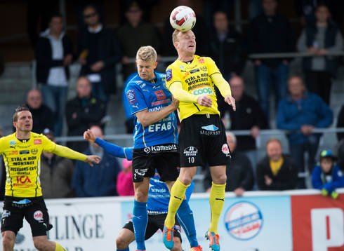 Mjällbys Marcus Ekenberg och Halmstads Viktor Ljung  i