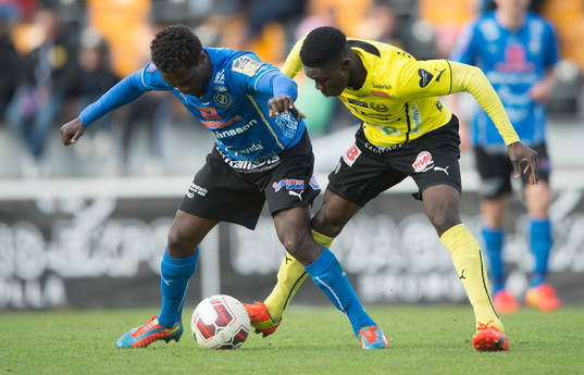 Halmstads King Osei Gyan och Mjällbys Gbenga Arokoyo  i