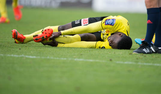 Mjällbys Kwame Bonsu skadad  i matchen i allsvenskan