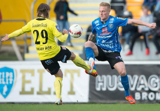 Halmstads Gudjon Baldvinsson och Mjällbys Danny Ervik  i