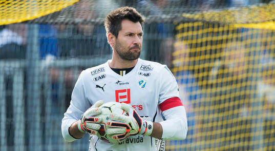 Halmstads målvakt Stojan Lukic  i matchen i allsvenskan