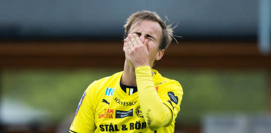 Mjällbys Andreas Blomqvist deppar över missad målchans