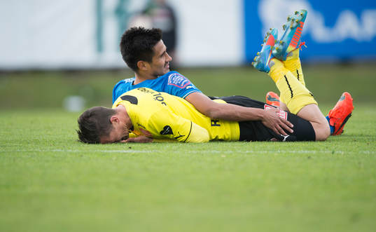 Halmstads Antonio Rojas och Mjällbys Kristian Haynes myser