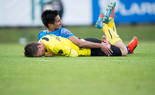 Halmstads Antonio Rojas och Mjällbys Kristian Haynes myser