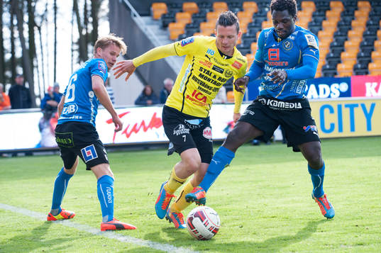 Mjällbys Kristian Haynes mot Halmstads Johan Blomberg och