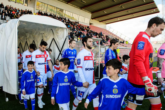 Sundsvalls och Assyriskas spelare går in på planen innan