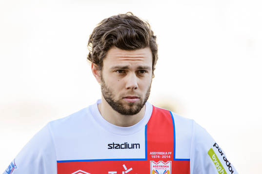 Assyriskas Linus Malmborg innan fotbollsmatchen i