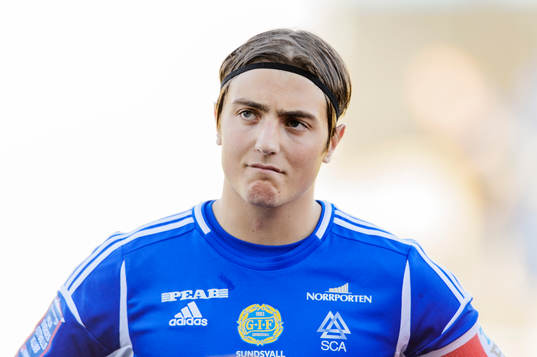 Sundsvalls Dennis Olsson innan fotbollsmatchen i Superettan