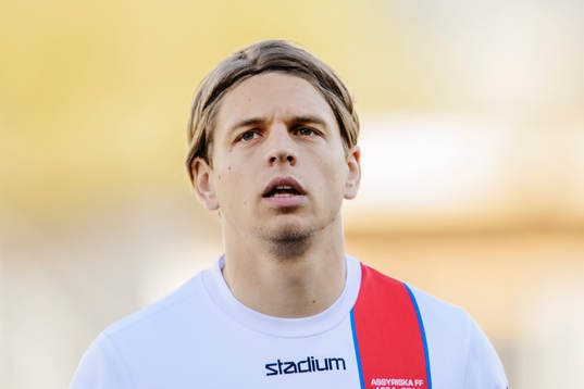 Assyriskas Fredrik Holster innan fotbollsmatchen i