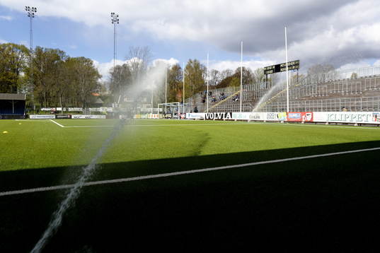 Konstgräset vattnas på Kopparvallen och på