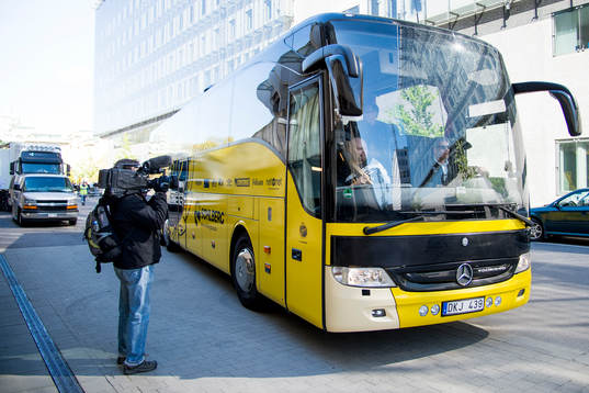 Elfsborgs spelarna anländer med buss till Gamla ullevi