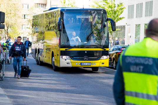 Elfsborgs spelarna anländer med buss till Gamla ullevi
