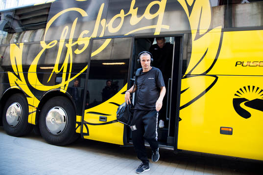 Elfsborgs Niklas Hult kliver av spelarbussen då de