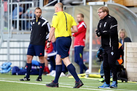 Åtvidabergs Tränare Peter Swärdh blir utvisad till