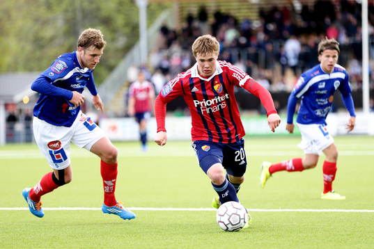 Djurgårdens Simon Tibbling tar sig förbi Åtvidabergs