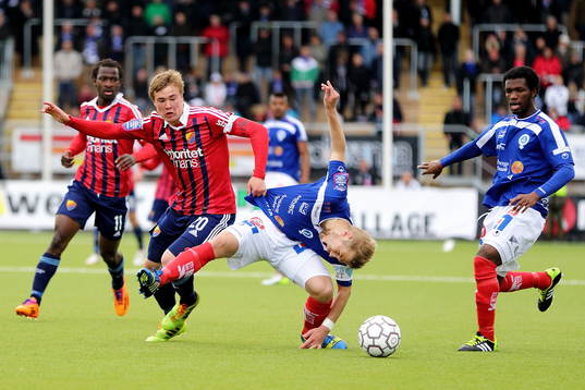 Djurgårdens Simon Tibbling drar i Åtvidabergs Anton
