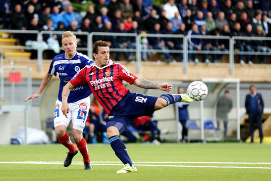 Djurgårdens Erton Fejzullahu skjuter mot mål