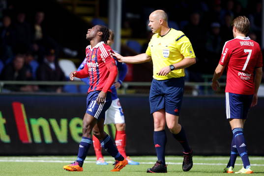 Djurgårdens Amadou Jawo och domare Martin Hansson