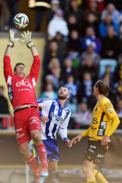 Elfsborgs målvakt Kevin Stuhr-Ellegaard tar ner bollen