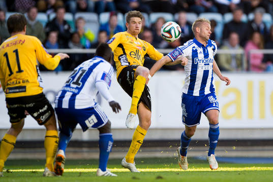 Elfsborgs Marcus Rohdén slår undan bollen framför IFK