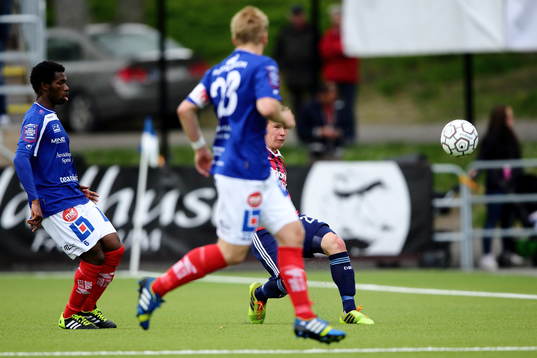 Djurgårdens Simon Tibbling skjuter bollen förbi