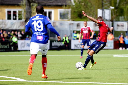 Djurgårdens Martin Broberg skjuter mot mål och kvitterar
